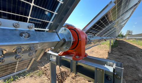 Výstavba první fotovoltaické farmy na sledovačích Energy5 v plném proudu